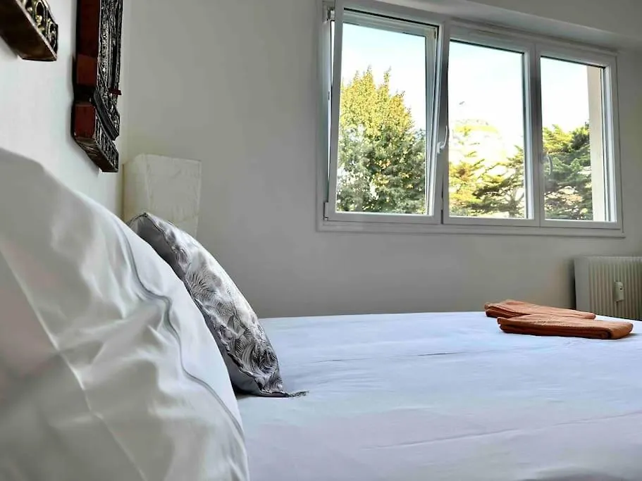 Private Bedroom 2 Near Eiffel Tower, Saint Germain Paris 0*,  Frankrike